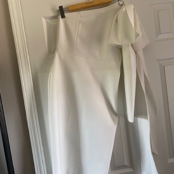 Asymmetrical one sleeve bodycon dress w/exposed gold zipper and bow on the back. - Picture 4 of 4